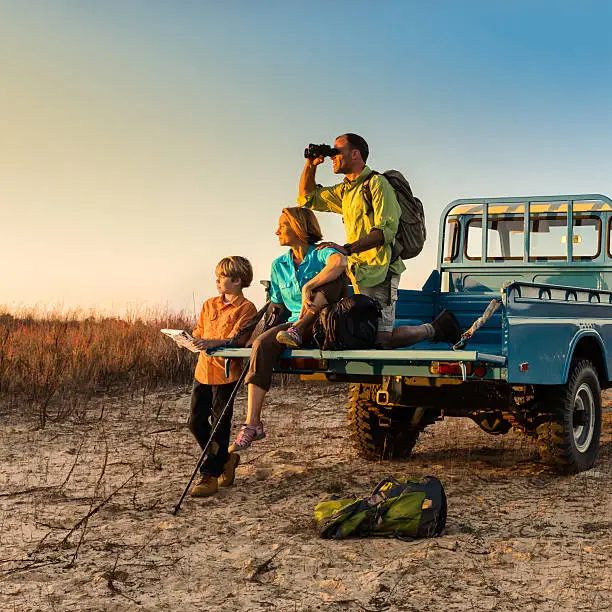 Familie beobachtet Tiere auf Safari